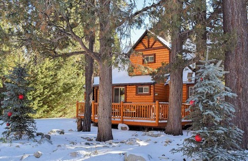 Moonridge House | Bear Hug Hideaway- Enjoy the hot and a game room complete with foosball, bumper pool & darts!