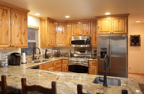 Big Bear Lake House | Bear Mountain Chalet. Walk to bear mountain. Games. BBQ.