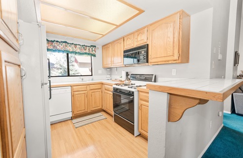 Moonridge Condo | Bear Mountain Escape - Walk to Bear Mountain, Fireplace, Deck, Barbecue