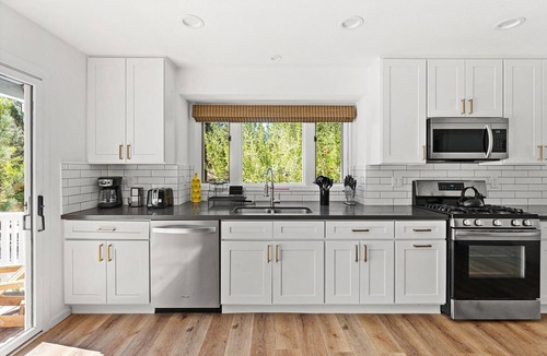 Fox Farm House | Bear Necessities. New. Modern. Spa. Perfect. Pet Friendly. Stay 3 nights pay 2.