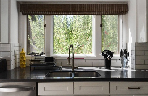 Fox Farm House | Bear Necessities. New. Modern. Spa. Perfect. Pet Friendly. Stay 3 nights pay 2.