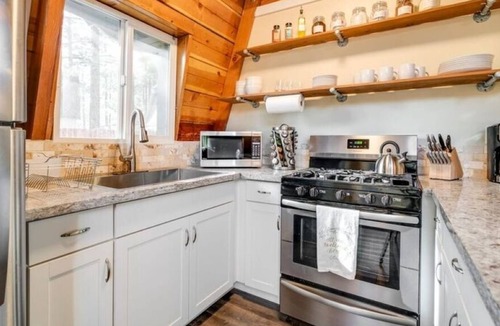 Big Bear City Cabin | ★BEARADISE★ Cozy Modern Getaway ~ 3bed/2bath ~ full kitchen ~ relaxing cabin