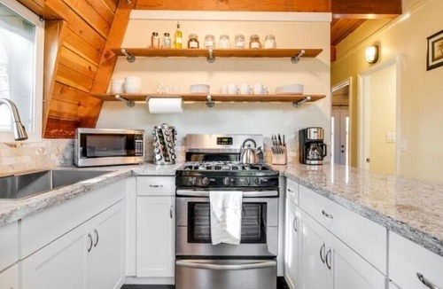 Big Bear City Cabin | ★BEARADISE★ Cozy Modern Getaway ~ 3bed/2bath ~ full kitchen ~ relaxing cabin