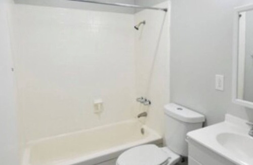 Eastside Apartment | Beautiful 1 Bedroom, 1 Bath Entire Apartment with Air Conditioner, Fridge.