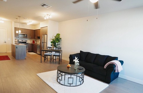 Warner Center Apartment | Beautiful 1 Bedroom Near Topanga Mall