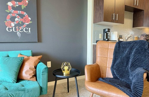 Beverly Hills Apartment | Beautiful 1 BR in LA| Gym & Pool | 10mins to Cedars