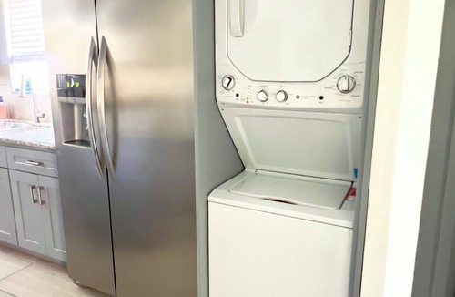 Mid-Wilshire Apartment | Beautiful 1BR, Central Location. Parking and Patio