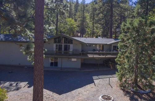 Wrightwood Cabin | Beautiful 2 Story Cabin Short Hop Away from Mountain High Ski