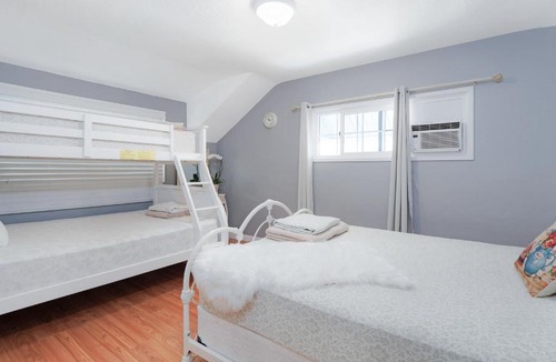 Larchmont House | Beautiful 2-story House Near Hollywood!