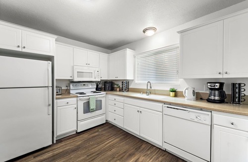Newport Beach House | Beautiful 3-bedroom townhome, with fast WiFi, gym and pool in Newport Beach
