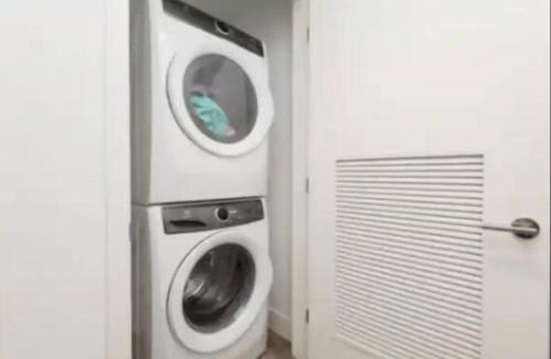 Downtown Los Angeles Apartment | Beautiful 3 Bedroom High Rise with Pool, Hot Tub and Rooftop Views