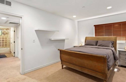 West Hollywood Condo | Beautiful 3 Br. Condo L-(74376) by Houzlet