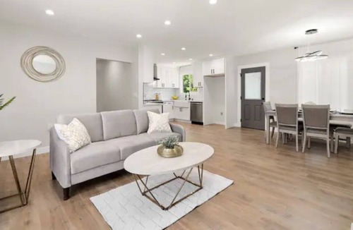 Paramount House | Beautiful 4 bedroom home with indoor fireplace