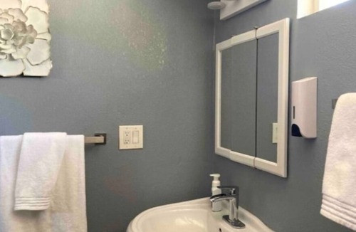 Banning Apartment | Beautiful Apartment - 10 min to Morongo Casino & Near Highway!