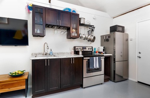 Bay Park Cottage | Beautiful Bay Park Cottage near everything