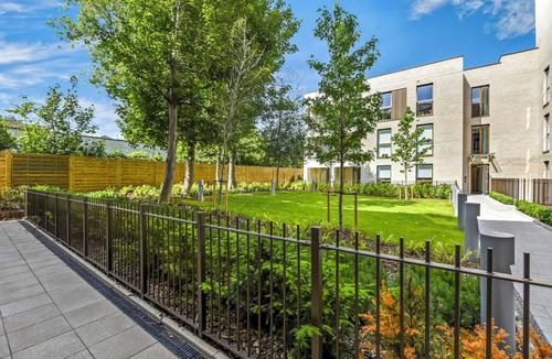 Brondesbury Park Apartment | Beautiful bright flat with balcony, courtyard and gym