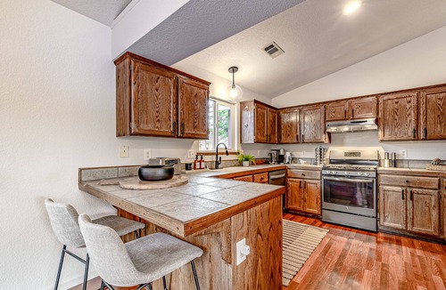 McKinleyville House | Beautiful coastal home near Redwoods with fast WiFi, large backyard, W/D & patio