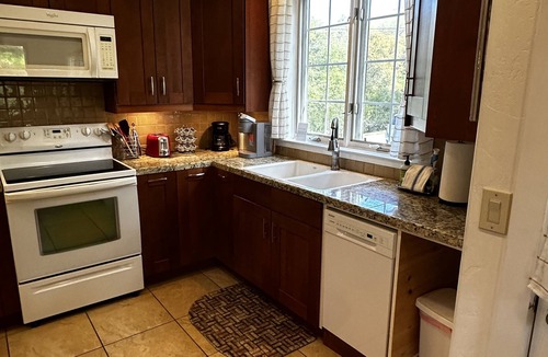 Three Rivers Cottage | Beautiful Cottage near Sequoia with EV charger, fireplace