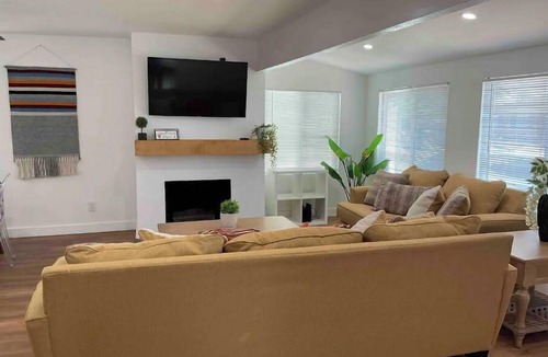 Los Angeles House | Beautiful & Cozy LA Retreat near SoFi, LAX, Hollywood and Beaches