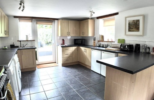 Lifton Cottage | Beautiful Devon Cottage with Wood Burner & Private Garden