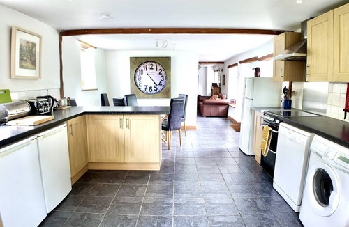 Lifton Cottage | Beautiful Devon Cottage with Wood Burner & Private Garden