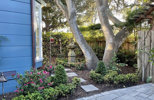 Southeast Carmel House | Beautiful Downtown Carmel”Marley Cottage” 2bd, 2ba+Den+Hot Tub! 30 day minimum.