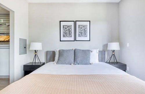 Little Tokyo Apartment | Beautiful Downtown 1BR w/ Gym & Pool, near Staples Center, by Blueground