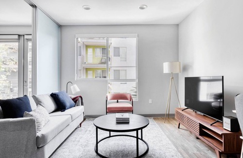 Little Tokyo Apartment | Beautiful Downtown 1BR w/ Gym & Pool, near Staples Center, by Blueground