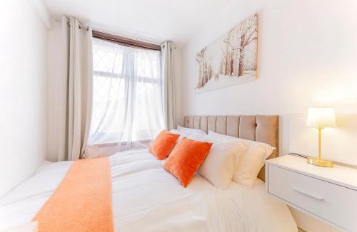 Falconwood and Welling House | Beautiful en-suite studio with kitchenette and separate private lounge in London