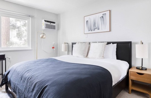 Tarzana Apartment | Beautiful Encino 1BR near WF & TJ, 5 mins to Galleria, by Blueground
