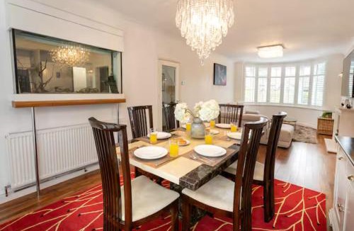 Bramcote House | Beautiful Escape Wi-Fi Garden & Free Parking - Pass the Keys