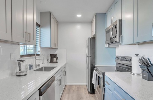 Roosevelt Apartment | Beautiful Furnished 2 Bedroom w Fast Wi-Fi + Parking Space + Central DT Location