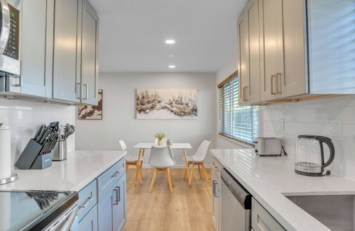 Roosevelt Apartment | Beautiful Furnished 2 Bedroom w Fast Wi-Fi + Parking Space + Central DT Location