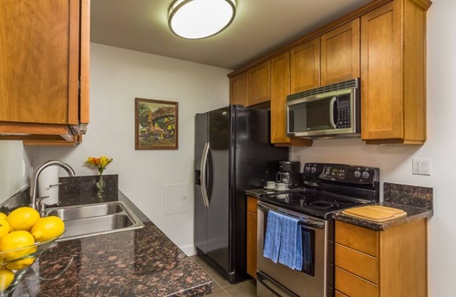 Westwood Condo | Beautiful Furnished Westwood Condo near UCLA 1BD/1BA with Parking
