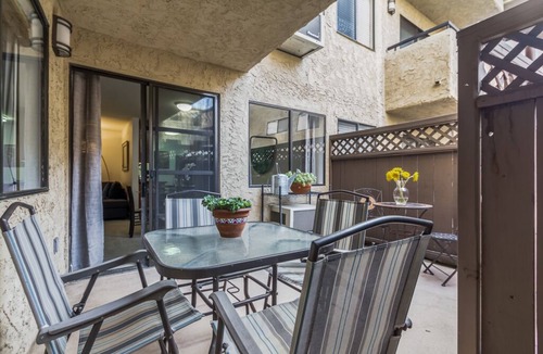 Westwood Condo | Beautiful Furnished Westwood Condo near UCLA 1BD/1BA with Parking