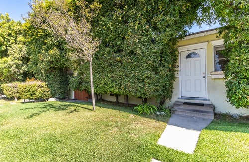 Valley Village Apartment | Beautiful garden apt close to Universal Studios