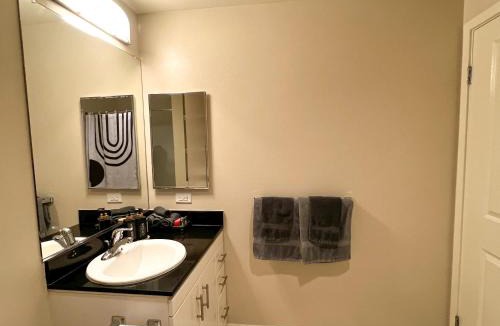 Mid-Wilshire Apartment | Beautiful Home in LA - Parking 10 Min To Cedars