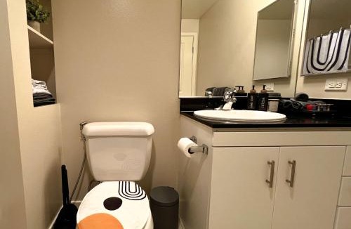 Mid-Wilshire Apartment | Beautiful Home in LA - Parking 10 Min To Cedars