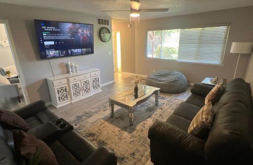 Fresno House | Beautiful Home & Pool