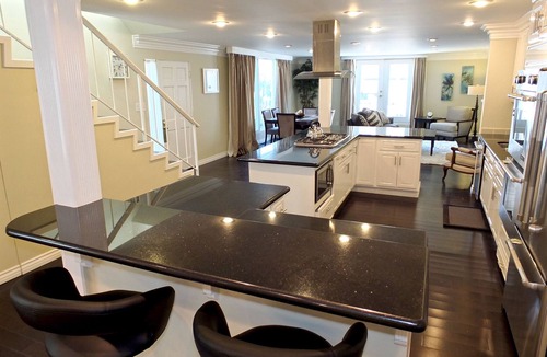 Peninsula House | Beautiful Home, Prime Location/Large Windows/Beach Community Near Belmont Shore