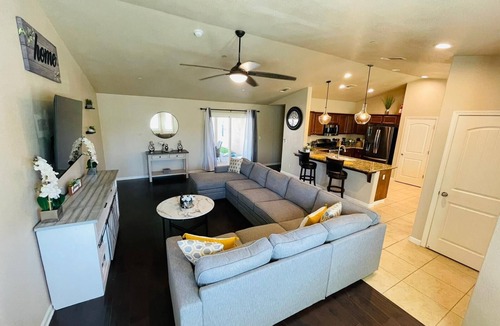 Fresno House | Beautiful home W/Pool, Spa, Fire pit & Outdoor grill.