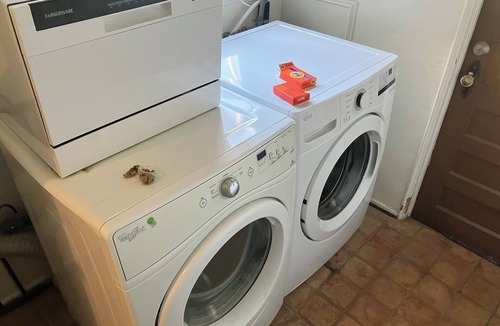 West Los Angeles Apartment | Beautiful LA Property near Beverly Hills - 5 miles from the beach!