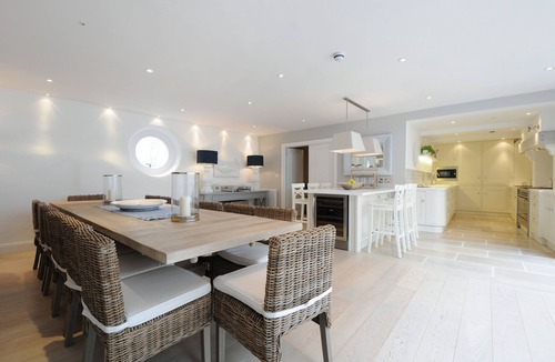 St Ives House | Beautiful large family home in St Ives just 50m to the beach - 6 bedrooms with games room and parkin