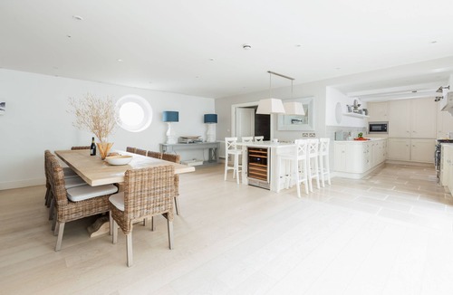 St Ives House | Beautiful large family home in St Ives just 50m to the beach - 6 bedrooms with games room and parkin