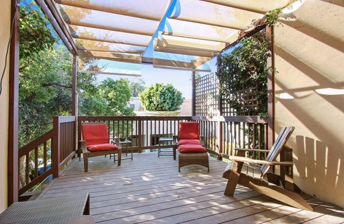Larchmont Apartment | Beautiful, light filled top floor suite with hardwood floors+ downtown view!