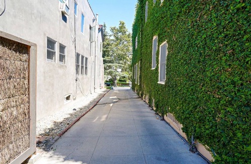 Larchmont Apartment | Beautiful, light filled top floor suite with hardwood floors+ downtown view!
