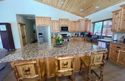 Eagle Mountain Estates House | Beautiful Log Style Home in Eagle Mountain Estates, Big Bear Lake.