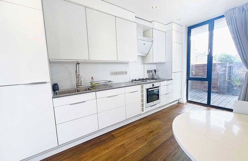 Livesey Condo | Beautiful London Townhouse - 5 mins from Queens Road Station