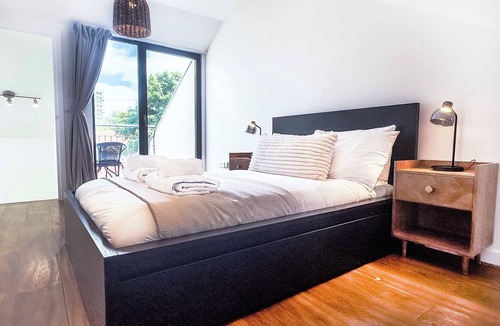 Livesey Condo | Beautiful London Townhouse - 5 mins from Queens Road Station