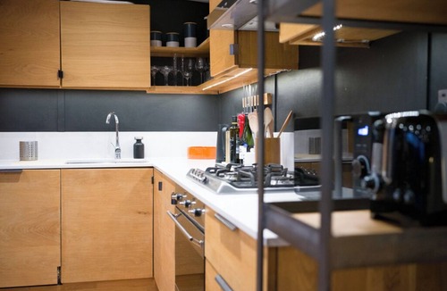 London Borough of Hounslow Boat Rental | Beautiful London Kew houseboat in a great location with stunning Thames views